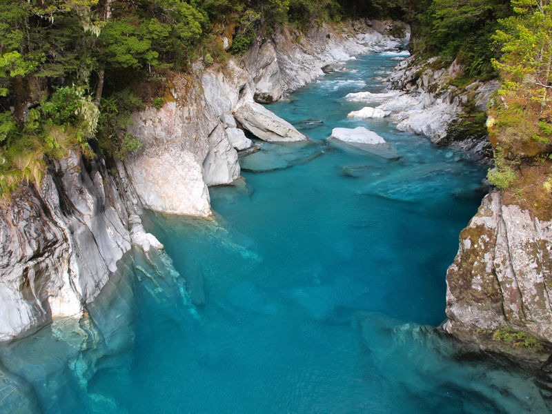 新西兰Haast Pass美丽清澈的蓝色海水