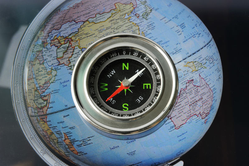 世界地图背景上的罗盘