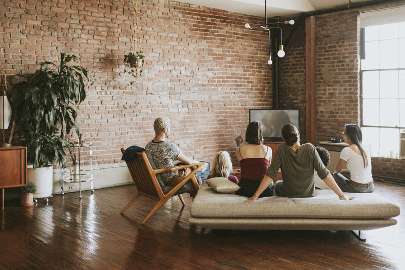 朋友们一起看电视节目