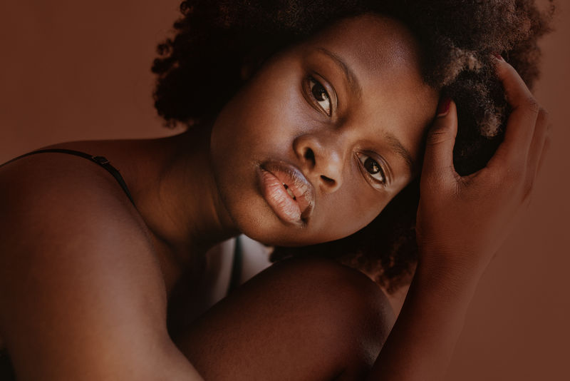 美丽的黑人女人留着非洲头发