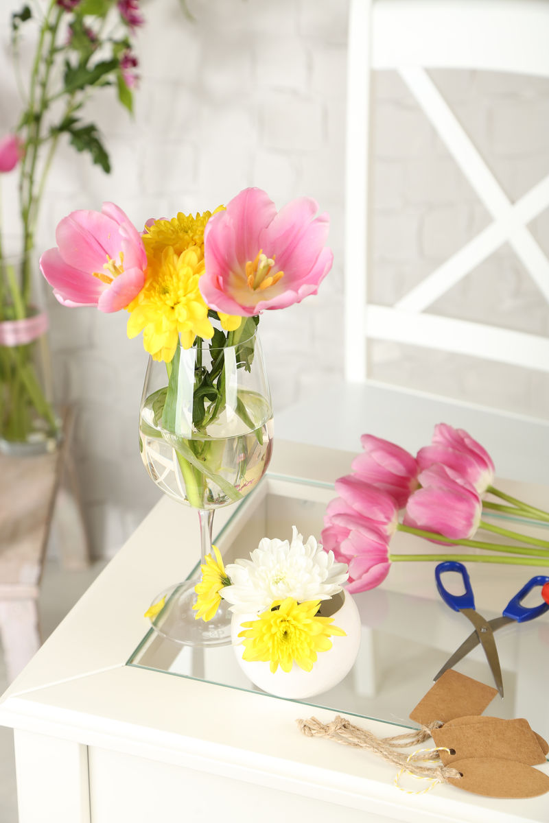 花店的工作地点在浅色背景下概念照片