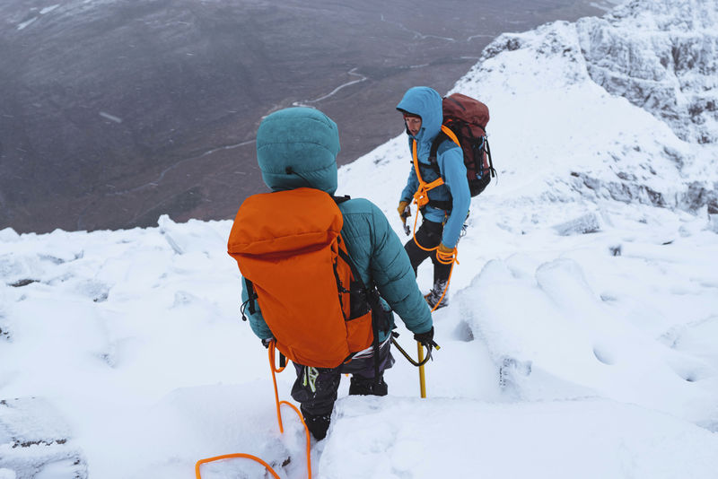 在苏格兰登山者们正在攀登一座雪山