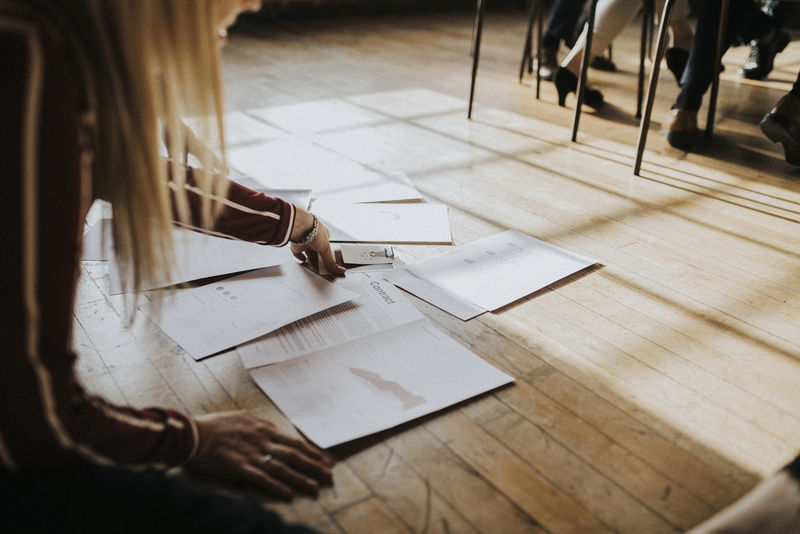 木地板上的文书工作