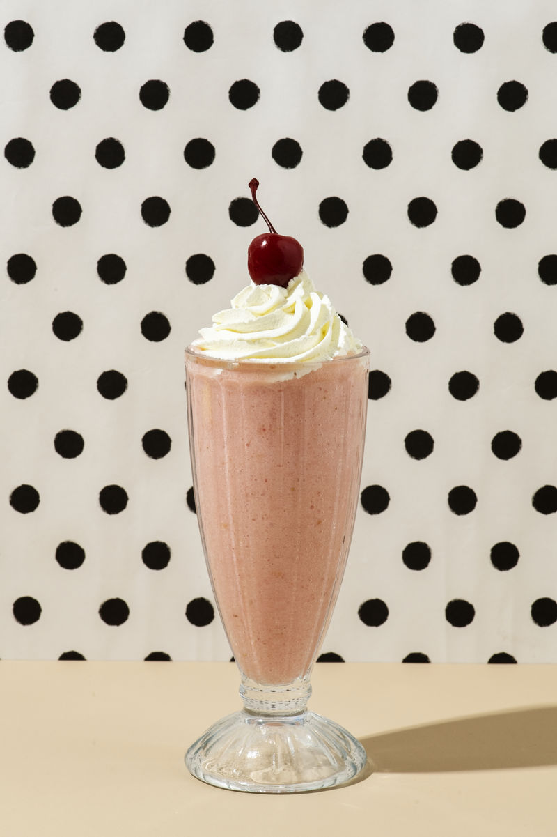 草莓奶昔顶部有樱桃