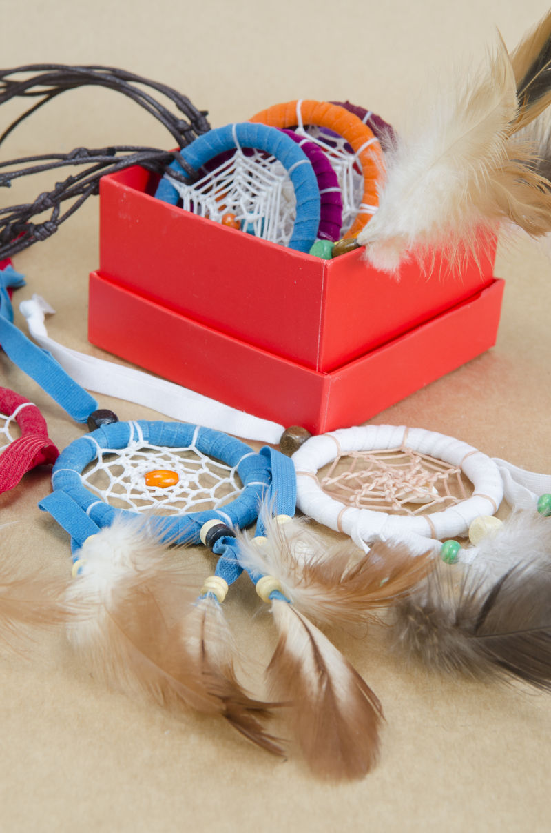 复古棕色背景的《捕梦者》