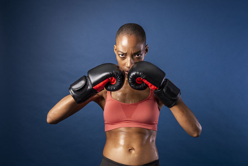 身材健美的黑人女子准备好参加拳击比赛了