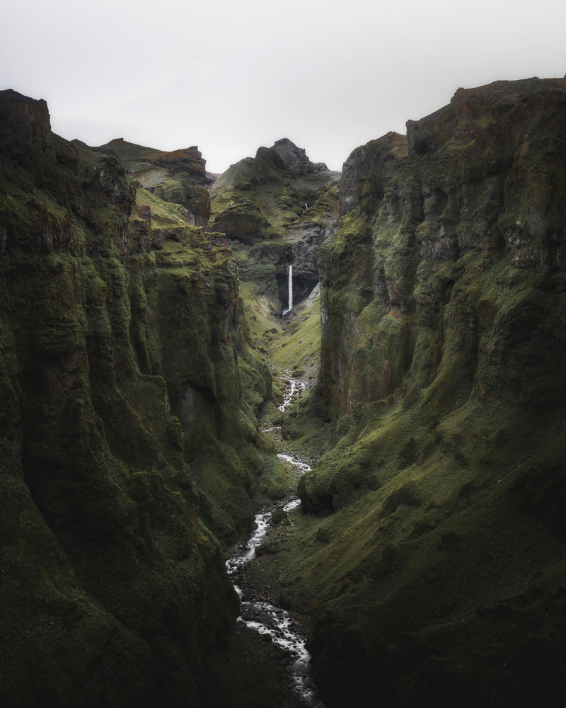 冰岛南部长满青草的峡谷