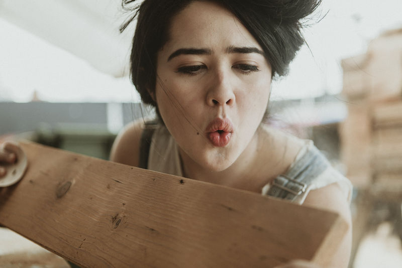 吹掉多余木材的女木匠