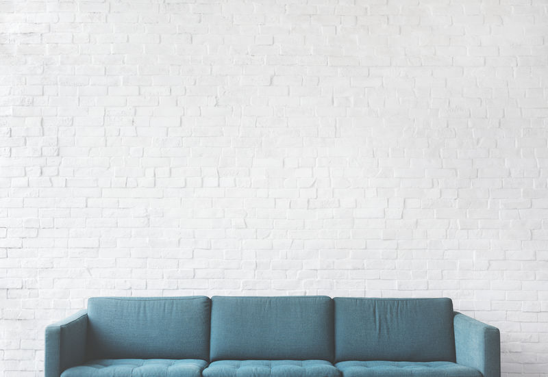 模型砖墙上的蓝绿色沙发