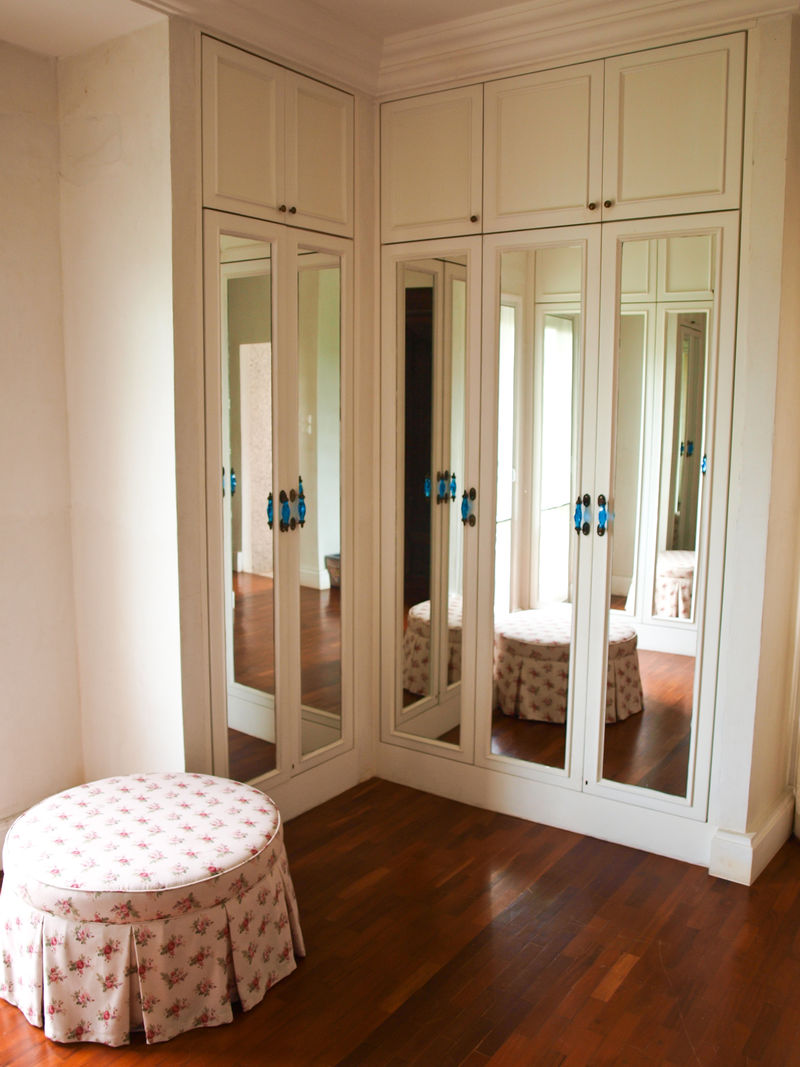 带背景反射的镜面衣柜内部