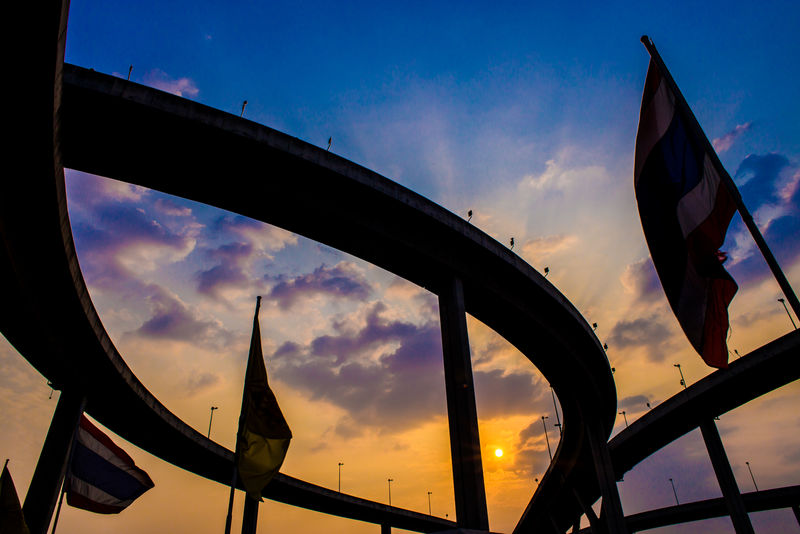 普密蓬大桥黄昏时的工业环路桥