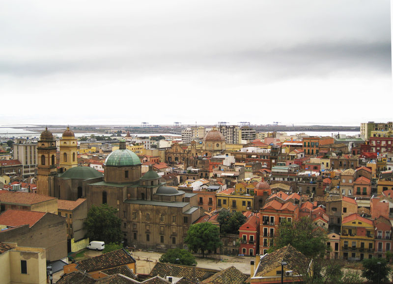 卡利亚里与建筑物港口大海的天际线阴暗的灰色云