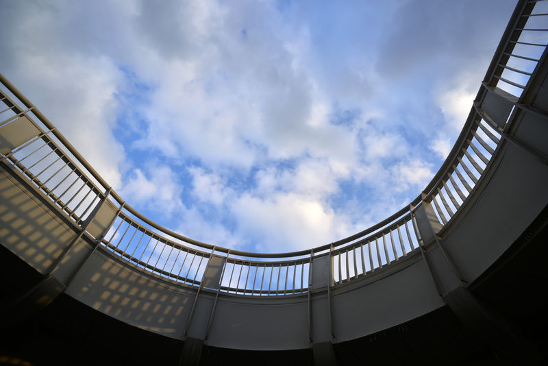 蓝天下混凝土桥的细节