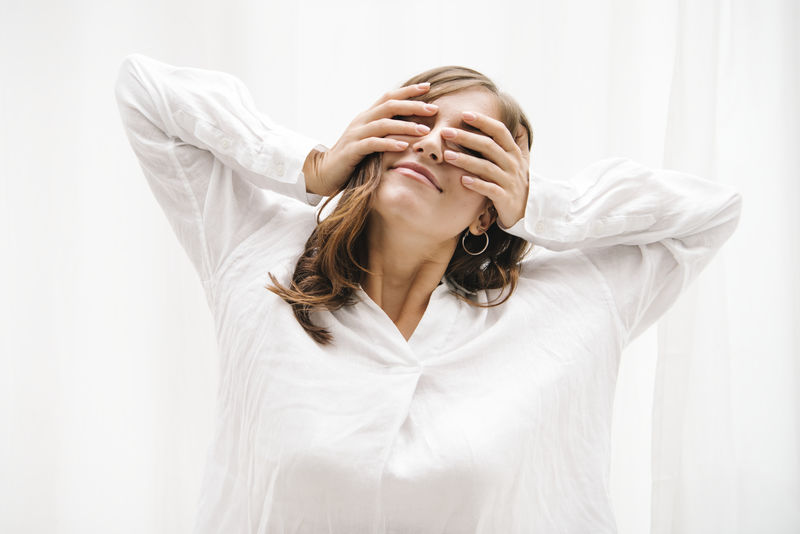 女人伸开双臂的画像