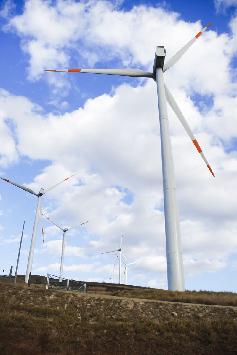 白云背景下的风力涡轮机