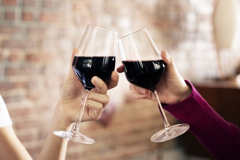 朋友们在晚宴上祝酒