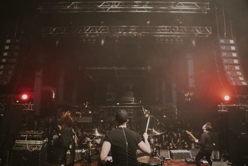 乐队在音乐会上演奏