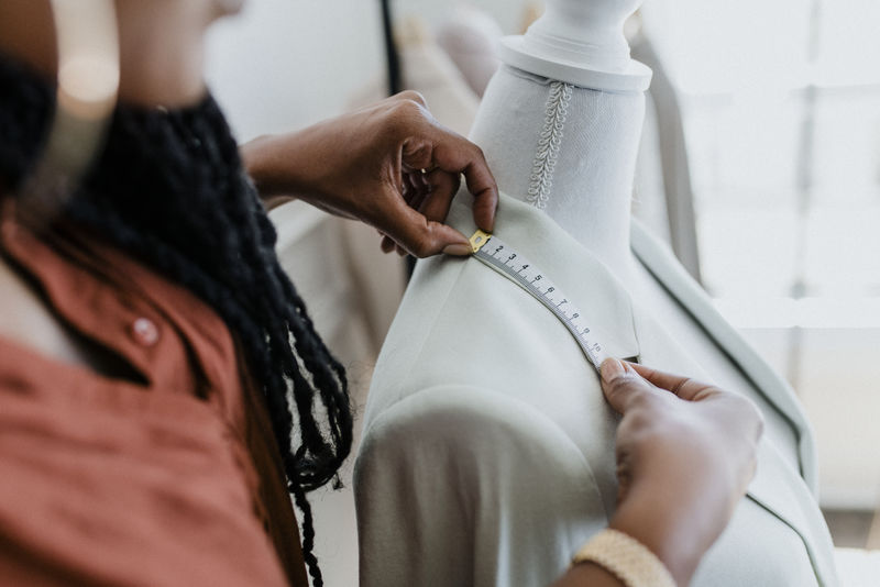 一家时装店的年轻女设计师