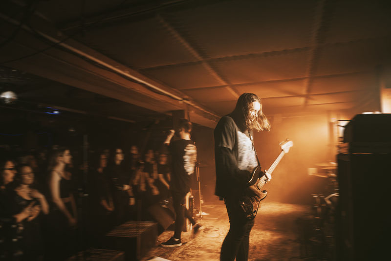 贝司手在舞台上演奏