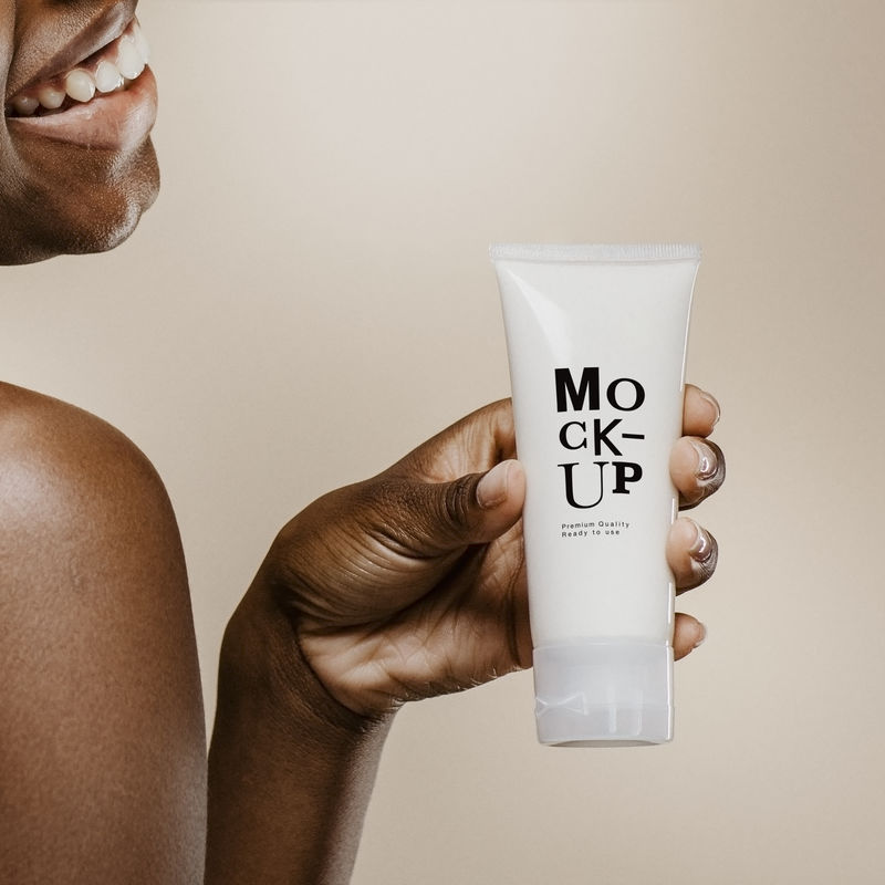 快乐的黑人女人拿着一个容器模型