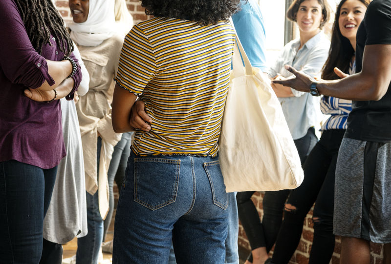 一群不同的人在工作坊里