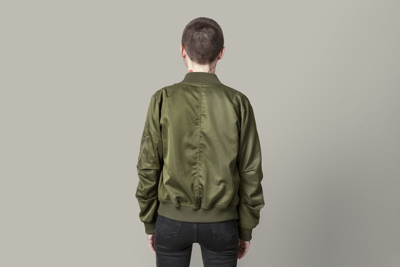 后视图光头女人在工作室拍摄模型