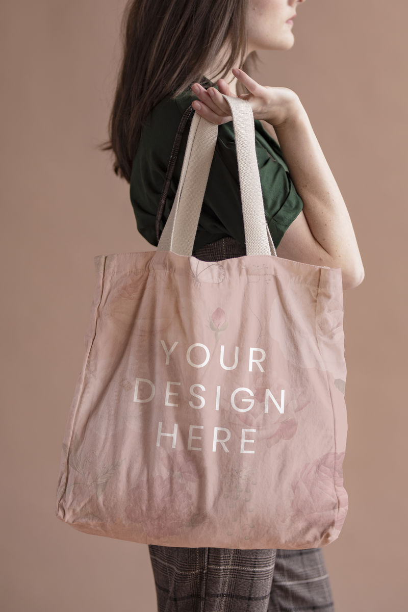 拿着手提包的女人