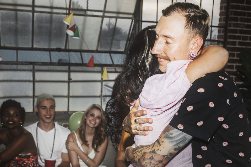 一对情侣在舞池里拥抱