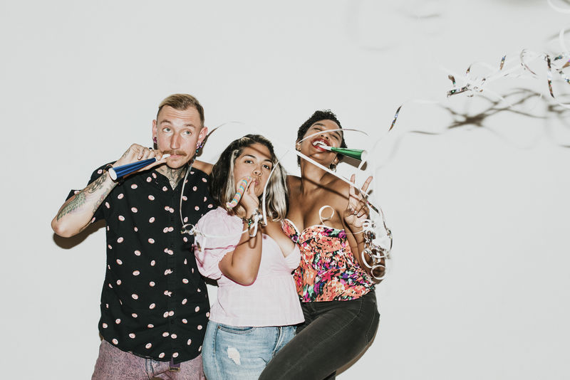 在聚会上和朋友跳舞