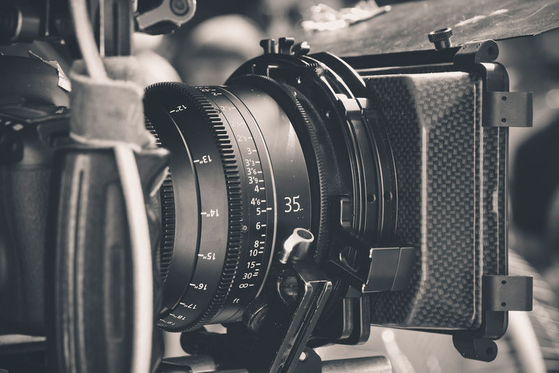 摄像机拍摄白色背景的男婴图片-小男孩到摄像机素材-高清图片-摄影