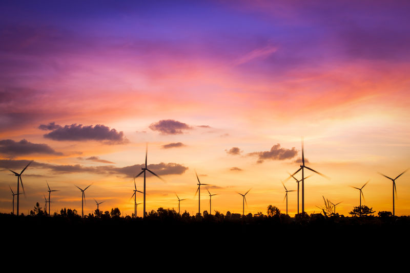 黄昏时的风力发电机