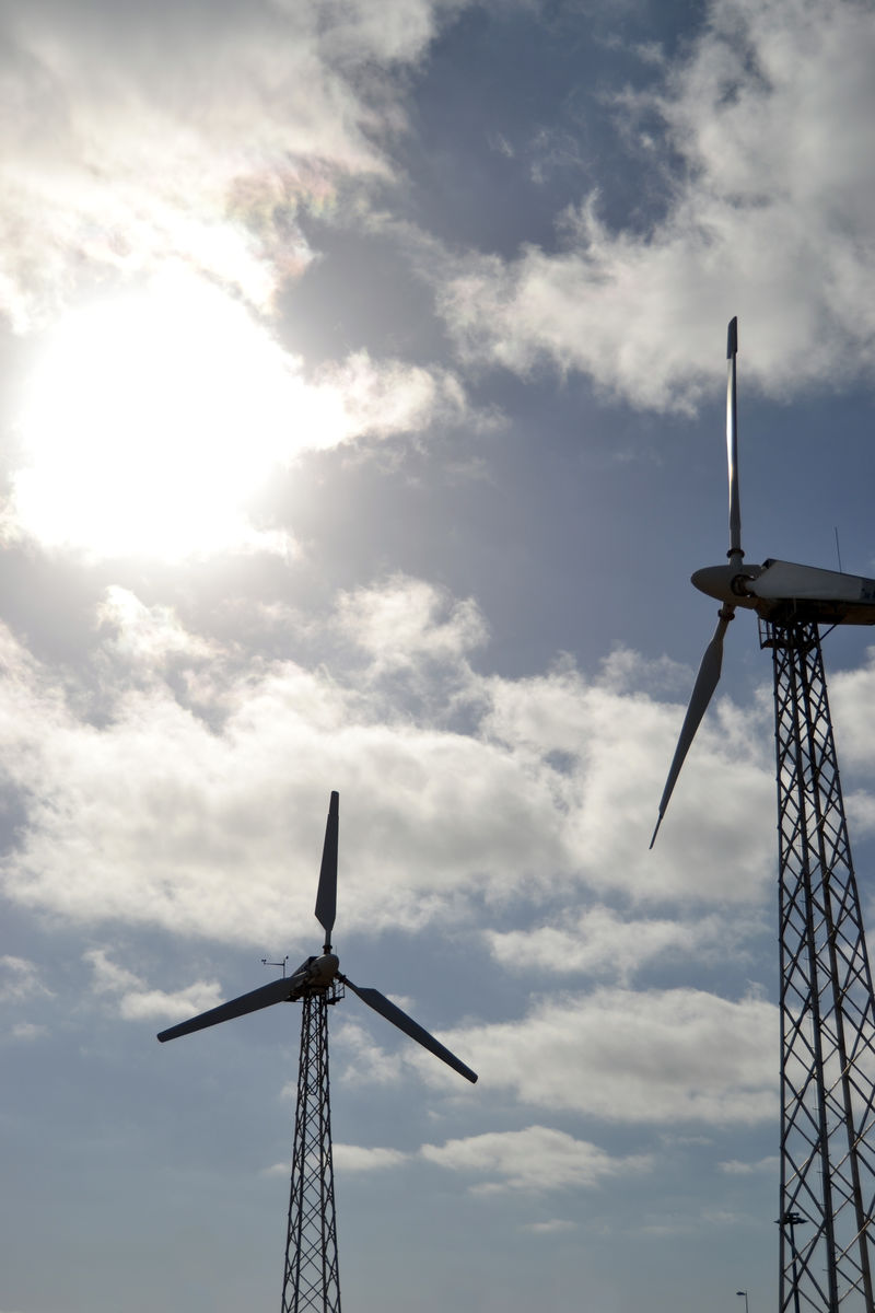 蓝天背景的风车