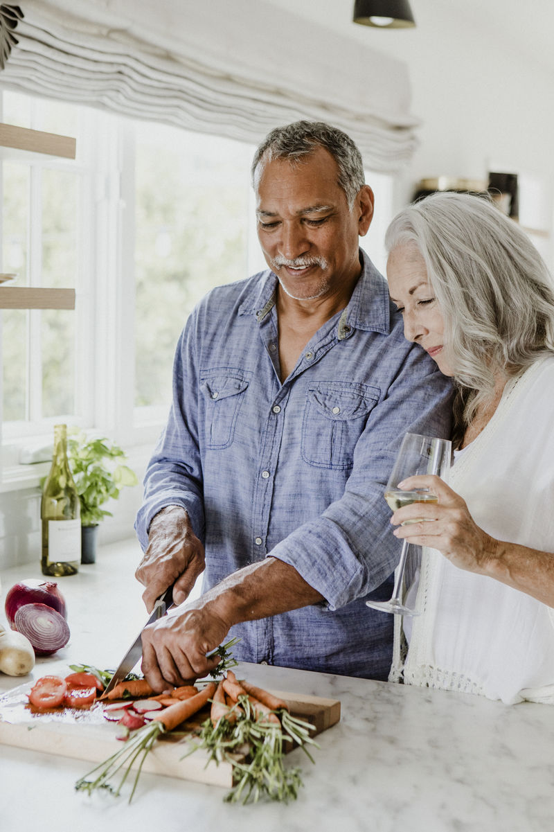 一对老夫妇在厨房做饭