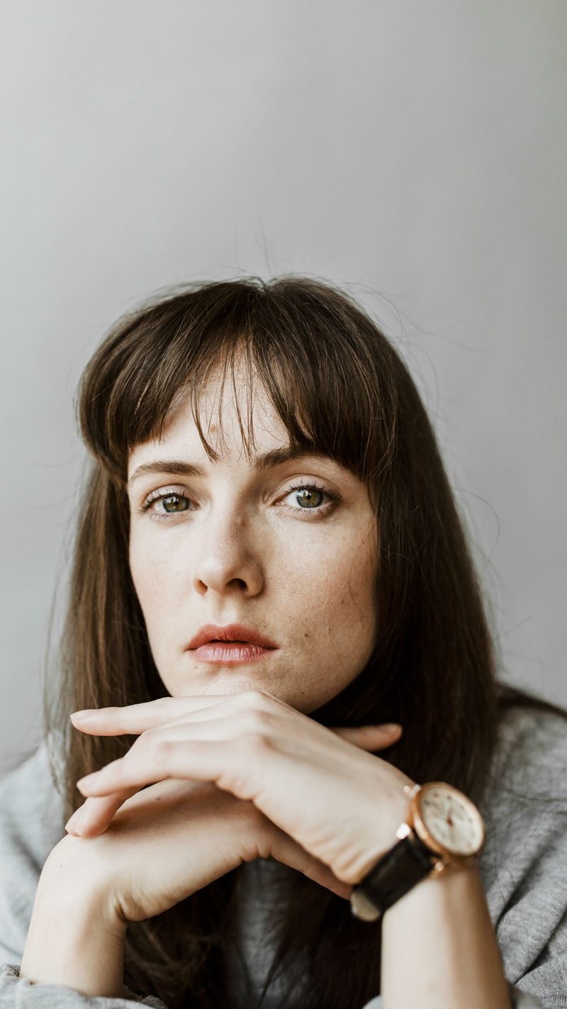 灰色长袖衬衫女士手机壁纸