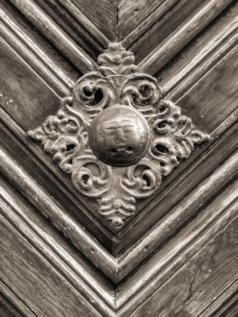 古董门上的复古门把手背景