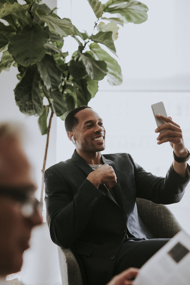 带耳机的非洲裔美国人视频通话