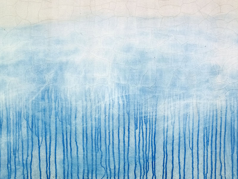 蓝色的油漆洒在破裂的白色外墙上