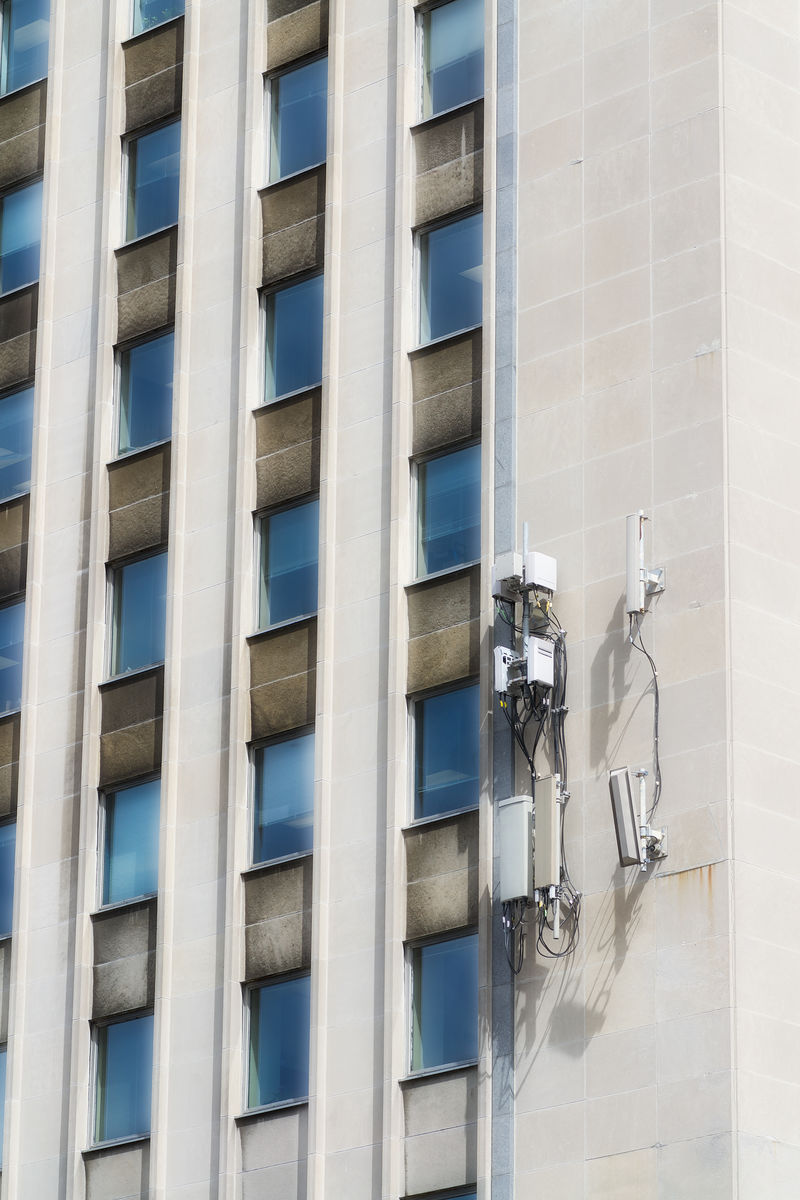 建筑物墙上的细胞塔