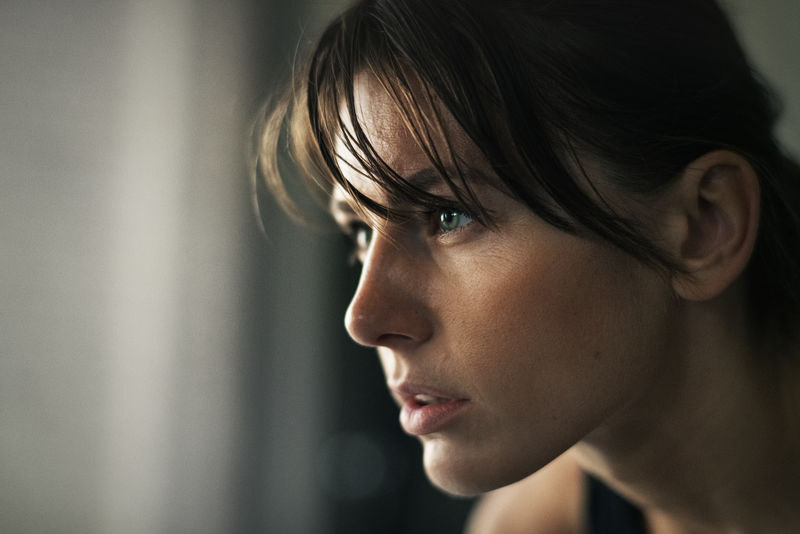 在健身房里专注运动的女人