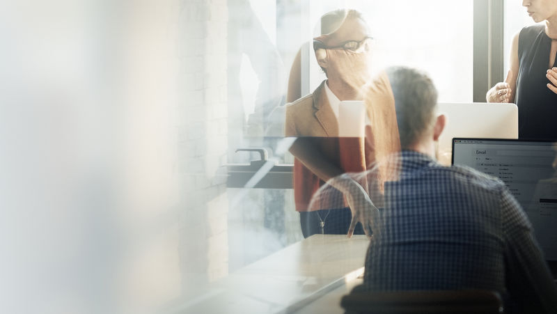 在办公室开会的商人