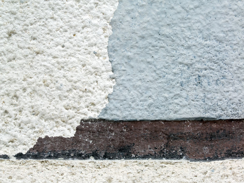 旧的抹灰和剥皮的立面特写