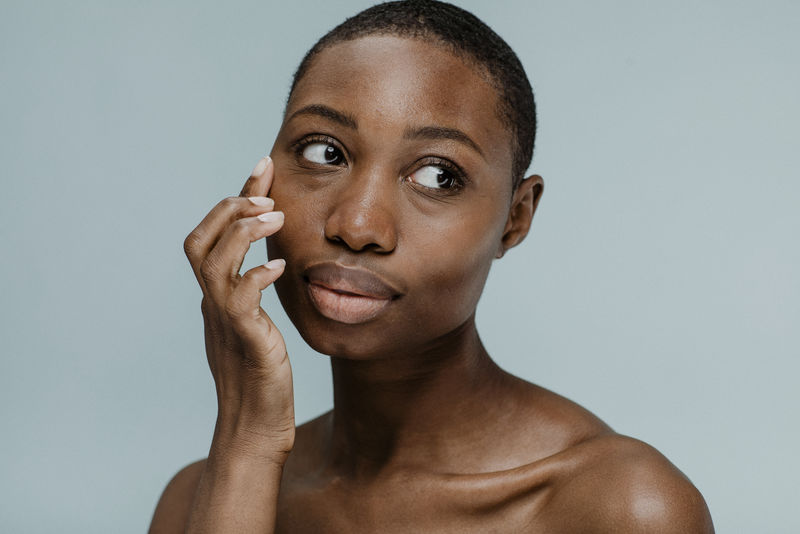 美丽的非洲裔美国妇女