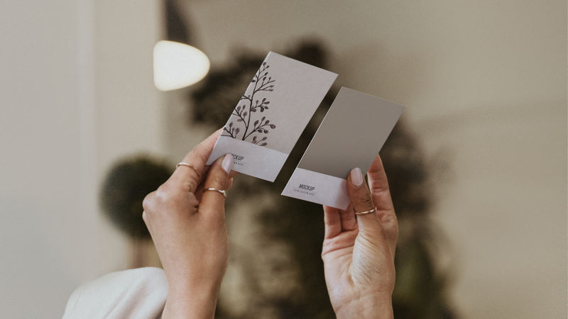 女人在沙发上选择配色方案