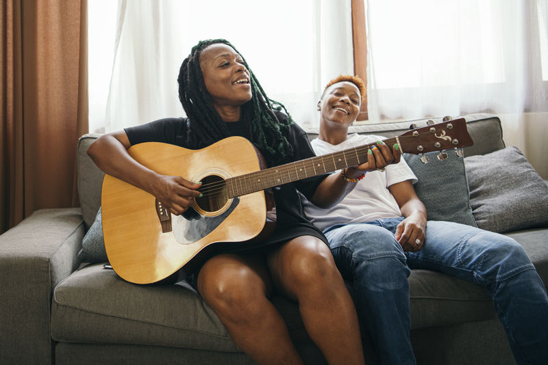 快乐的女同性恋情侣在一起唱歌