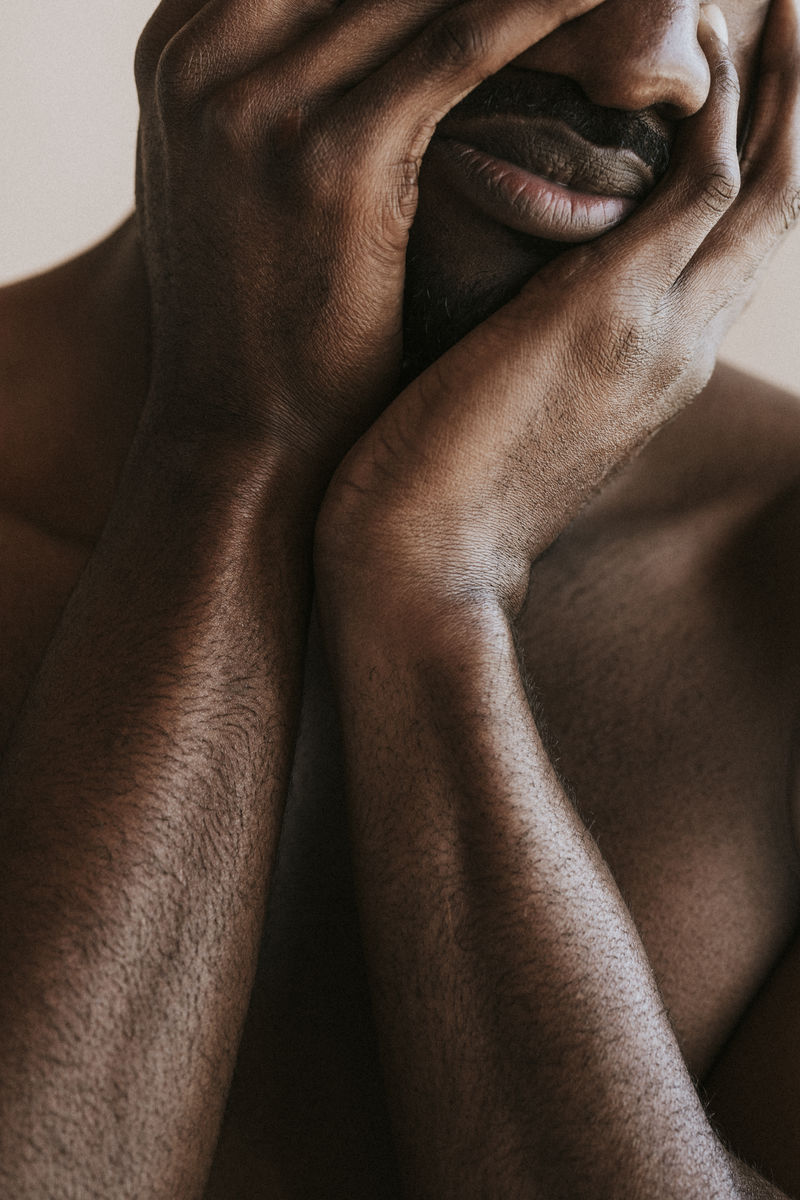 他用黑手捂着脸