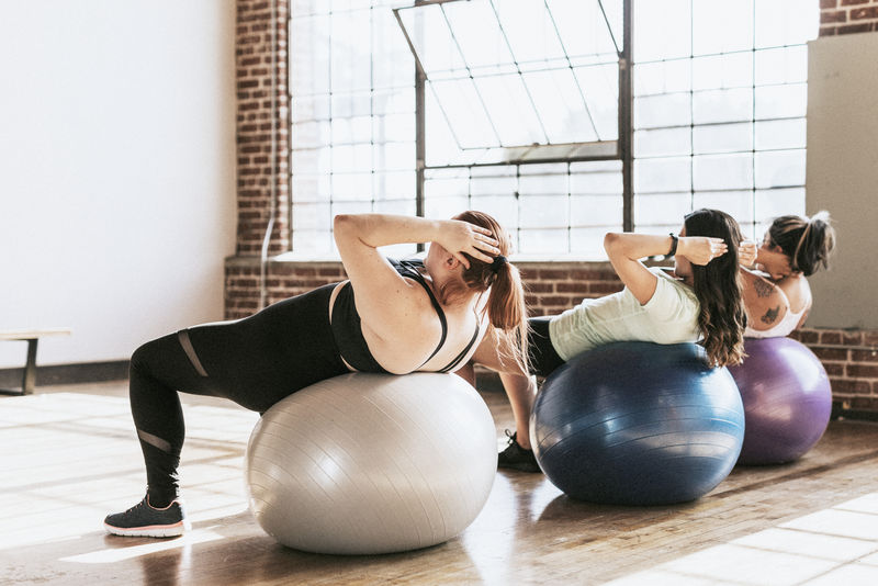 健康女性使用健身球进行腹部训练