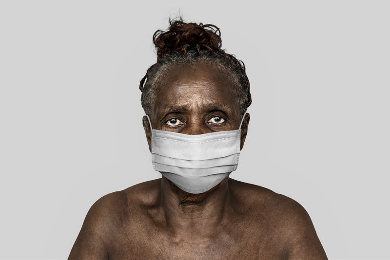 在冠状病毒大流行模型中戴口罩的黑人妇女