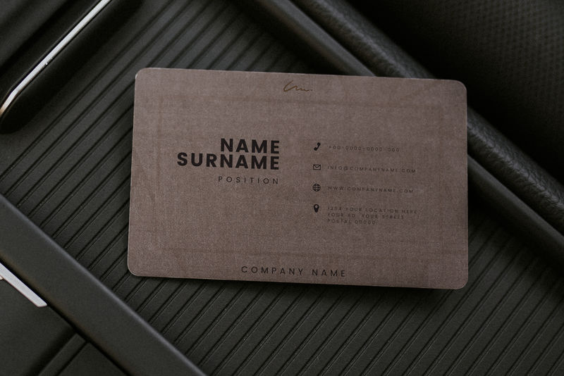 空白名片模型模板在汽车控制台的中心位置