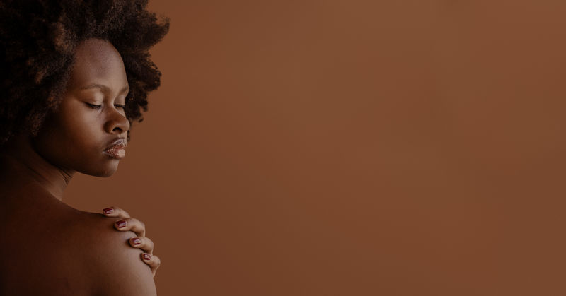 美丽的黑人女人留着非洲头发