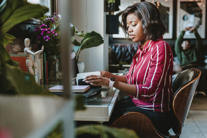 在办公桌旁工作的女商人